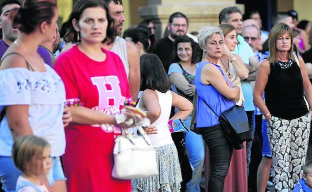 Vecinos de todas las edades se concentraron a las ocho y media de la tarde en protesta por esta nueva agresión sexual.