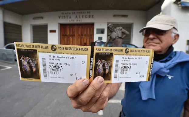 Un hombre muestra las entradas recién compradas para Vista Alegre./Luis Ángel Gómez