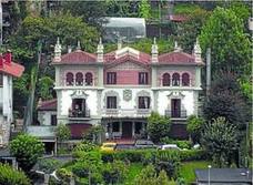 La villa data de principios del siglo XX, y se eleva en una parcela de 3.500 m2.
