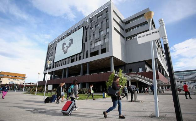 Fachada de una de las facultades de la UPV.