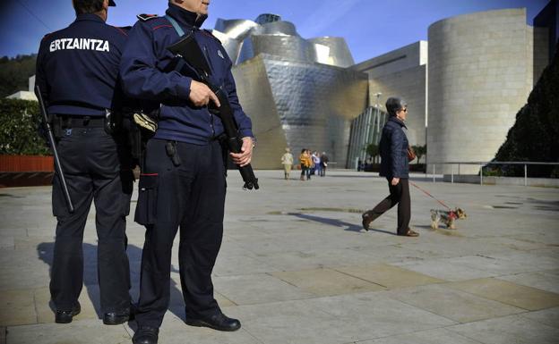 Agentes de la Ertzaintza frente al Museo Guggenheim.