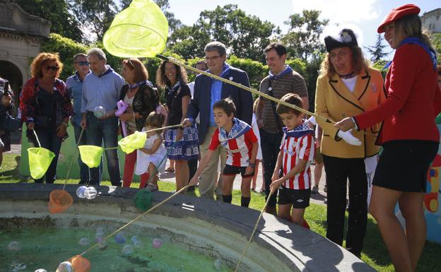 El alcalde de Bilbao, Juan María Aburto, se ha animado a jugar con los más pequeños.