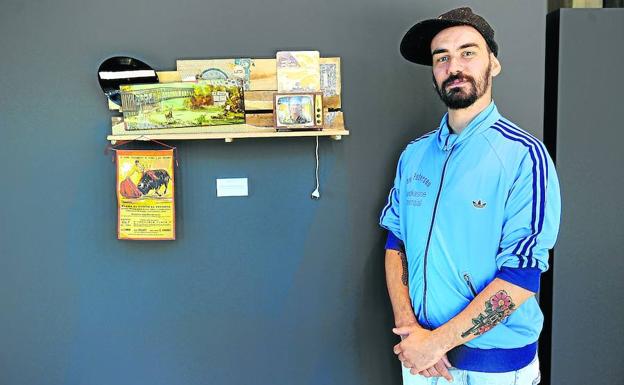 Miguel Ángel Medina, Kapone, junto a uno de sus montajes que se exponen en el Ataria.