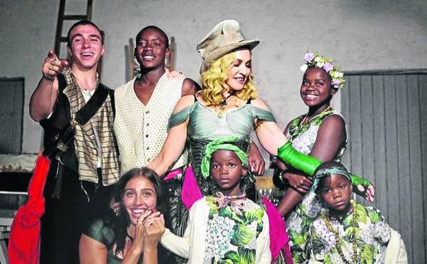 La cantante y sus seis hijos (los dos mayores biológicos y los cuatro menores adoptados), posan disfrazados en la fiesta de su 59 cumpleaños.