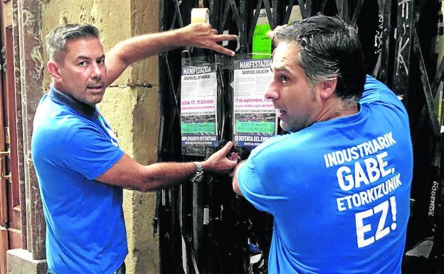 Trabajadores de CEL, durante la pegada de carteles del pasado sábado.