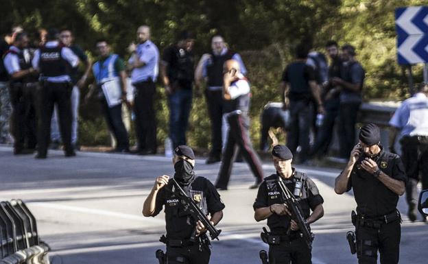 Fuerzas de seguridad en Subirats, donde el terrorista fue abatido.