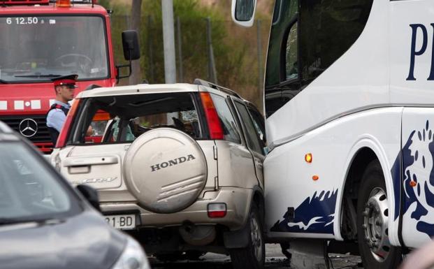 Vista del vehículo todoterreno que ha chocado frontalmente con un autocar de línea regular (d) en Salou.