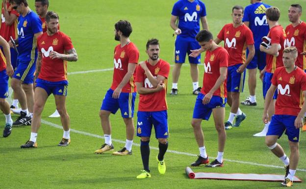 David Villa (c), entre Isco y Bartra durante un enternamiento.