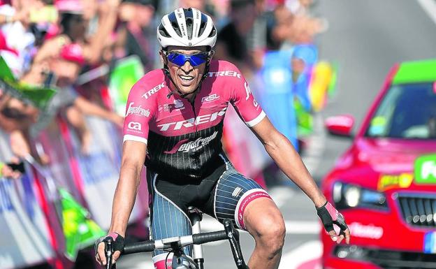 Contador entra satisfecho en meta.