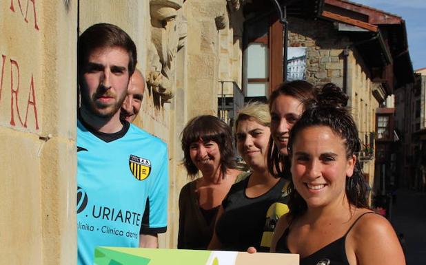 A la izquierda, Unai Arregi, del Elorrioko Buzkantza, que lanzará mañana el txupinazo.