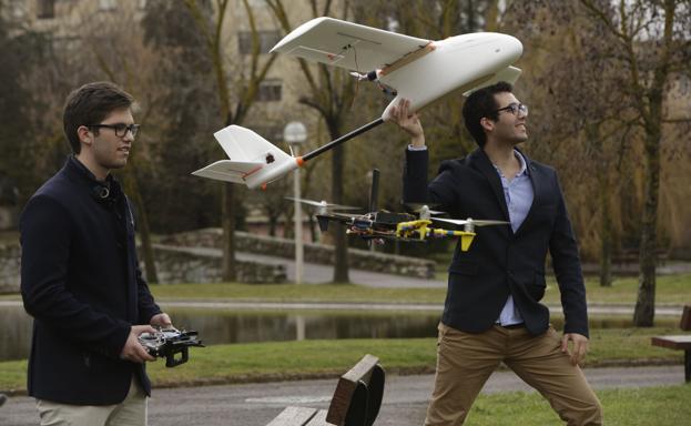 Víctor y David Mayoral, con uno de sus drones./Rafa Gutiérrez