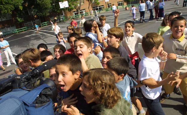 Niños juegan en el pario de un colegio.