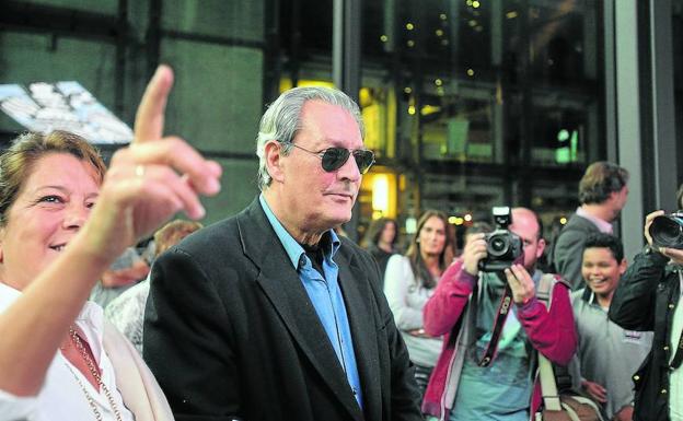 El escritor Paul Auster con Lourdes Fernández, directora de Azkuna Zentroa