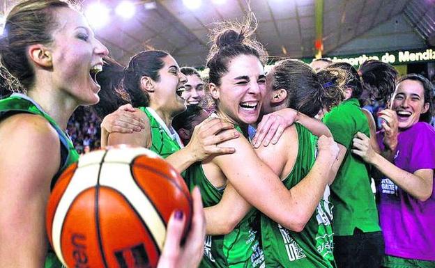 Las jugadoras se abrazan tras eliminar al Lointek Gernika en el 'play off' por el título.