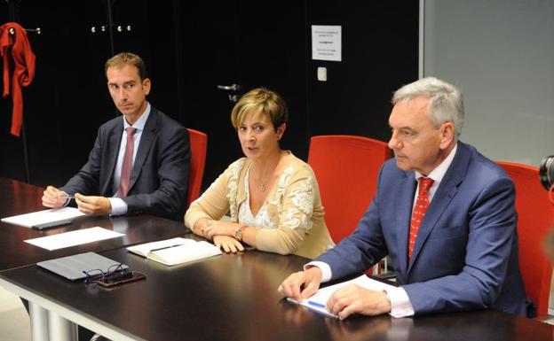 La consjera Tapia, en el centro, durante la reunión.