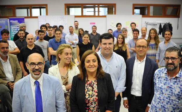 Tontxu Campos, Marta Goikolea, Carmen Manrique, Guillermo Arregui, Iñaki Aspiazu e Iván Moreno, acompañados de los emprendedores que tomarán parte en el curso de B-Venture.