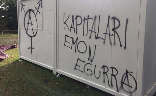 Las pintadas en la txosna del PSE en Arrate.