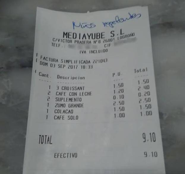 Imagen del tique detallando el total de las consumiciones y con la anotación a boli.