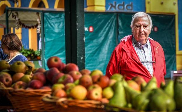 Un hombre admira la fruta de uno de los puestos.