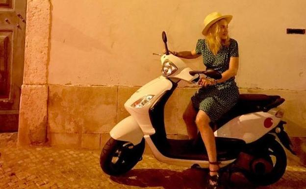 Madonna, en moto por Alfama.