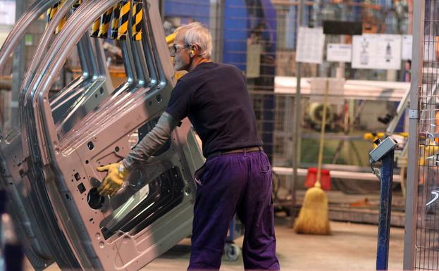 Un trabajador de Gestamp en la planta de Abadiño.