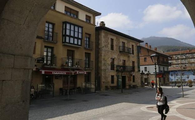 El museo está en el corazón de Orozko, en la plaza Zubiaur.