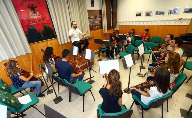 Integrantes de la formación musical, que mañana ofrecerán un recital gratuito, practicaron ayer en el conservatorio.