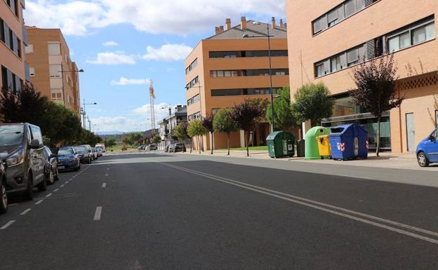 El informe elaborado por los técnicos de la Policía Local asegura que la vía cuenta con espacio suficiente como para implantar en ella el estacionamiento oblicuo.