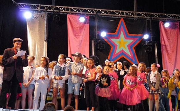 Participantes en el concurso de play-back.