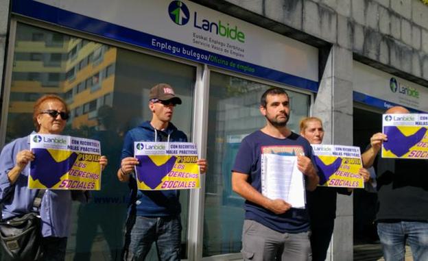 El trabajador se manifestó junto a la oficina de Beurko.