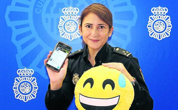 Carolina González, con su principal ‘arma’, el móvil.
