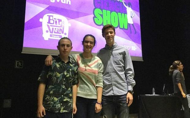 Asier Fernández posa junto a sus dos compañeros de la ikastola.