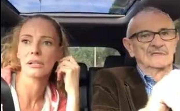 Paula Vázquez, junto a su padre en el vídeo que han subido a las redes sociales.