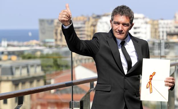 Antonio Banderas posa con su premio en San Sebastián. /EFE