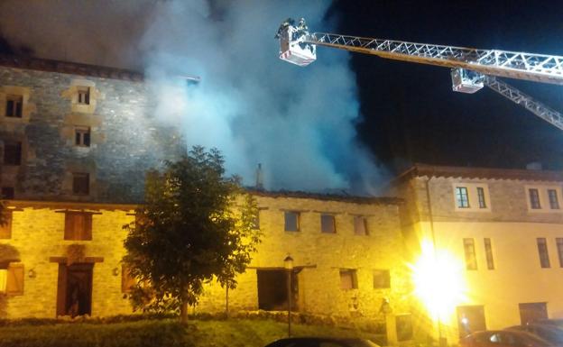 Un gran humareda sale de los edificios afectados./Bomberos Bizkaia