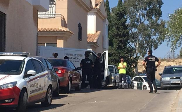 Agentes de la Policía Local de Cartagena esperan al levantamiento del cadáver de la joven. /Antonio Gil / AGM