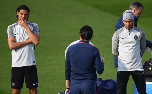 Cavani y Neymar atienden las indicaciones de Emery. /Frack Fife (Afp)