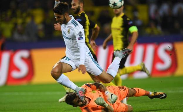 Marco Asensio salta sobr el portero del Dortmund. /Afp