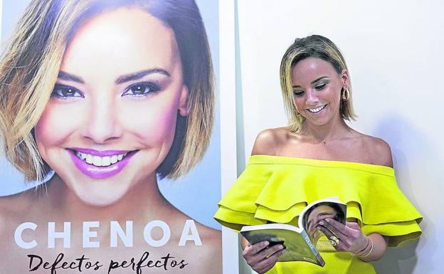 Chenoa, ayer en la presentación de su libro en el Círculo de Bellas Artes de Madrid ./óscar chamorro