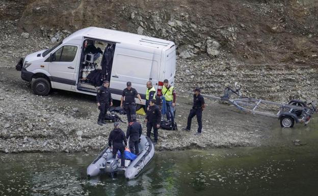 Los Mossos d'Esquadra localizan los cuerpos de un hombre y una mujer en el pantano de Susqueda./David Borrat (Efe)