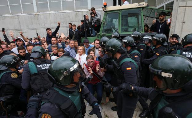 Agentes de la Guardia Civil en el colegio donde iba a votar Puigdemont.