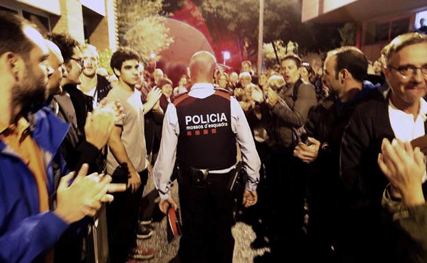 Los Mossos, recibidos como héroes a la llegada a los colegios