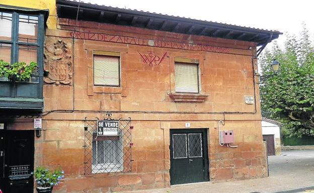 Fachada de la casa de Páganos donde aún se ve el escudo./Iñaki García