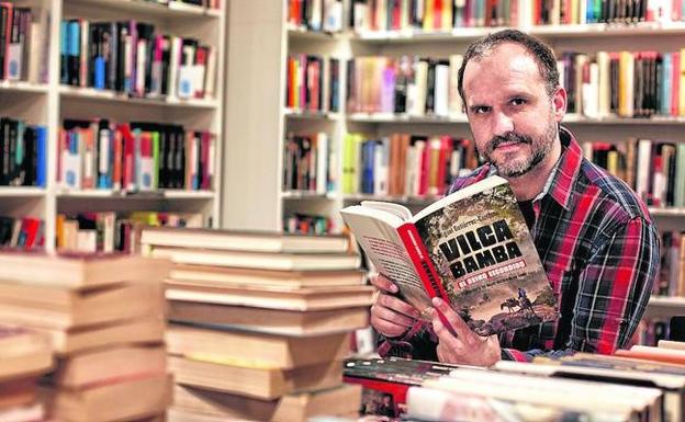 Miguel Gutiérrez, ayer, con su libro en las manos. / RAFA GUTIÉRREZ