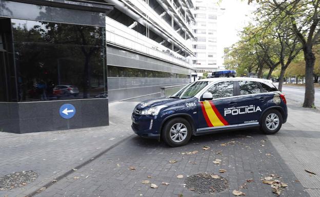 Vehículo policial que trasladó al autor confeso del crimen al Juzgado de Vitoria./