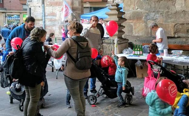 Presencia de la plataforma ayer en el pórtico. / MAIKA SALGUERO