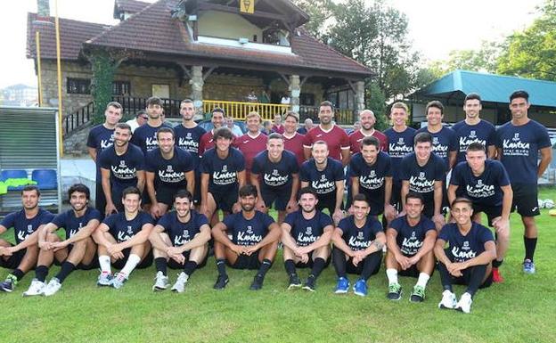 La plantilla del Getxo, durante la jornada de presentación del equipo. / PEDRO URRESTI