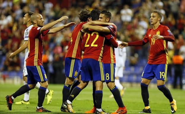 Los jugadores de la selección celebran un gol. /Efe