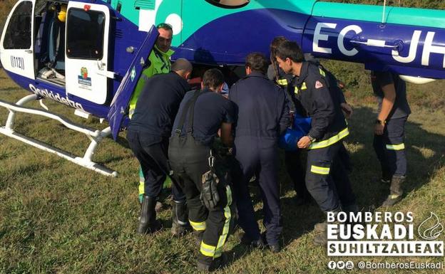 Los bomberos han rescatado al cazador herido y lo han trasladado hasta el helicóptero de Osakidetza.