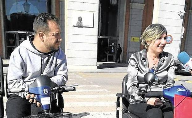El Langui y Goikoetxea ante el Ministerio de Fomento. / E. C.